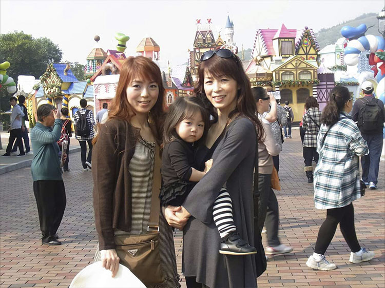 姉、姪っ子と香港ディズニーランドへ訪れたときの写真（写真左）